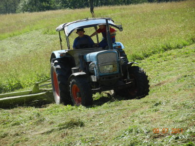 Mähen der Wiesen mit Traktor und Mähwerk