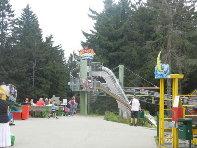 Free fall slide for children