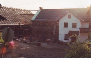 Holzarbeiten am Scheunendach zum Anwesen
