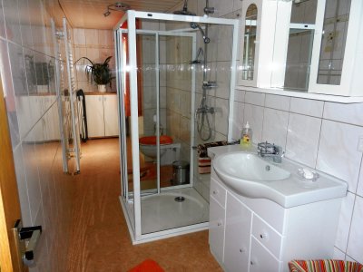 Ground-level shower with towel radiator