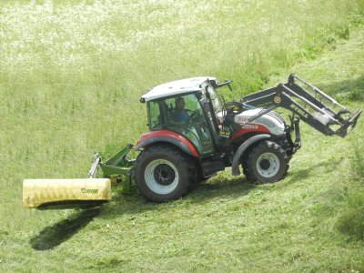 Neuer Traktor beim mähen der Wiesen