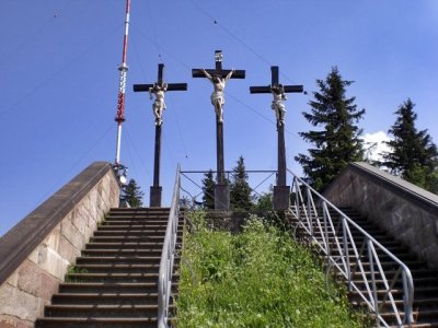 Station 12 und Wahrzeichen des Kreuzweges