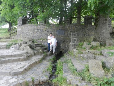 Mauerwerk aus Basalt mit Fuldaquelle